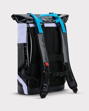Rolltop Rucksack Ashton in Schwarz und Flieder mit gepolstertem Rücken und hellblauen Schultergurten