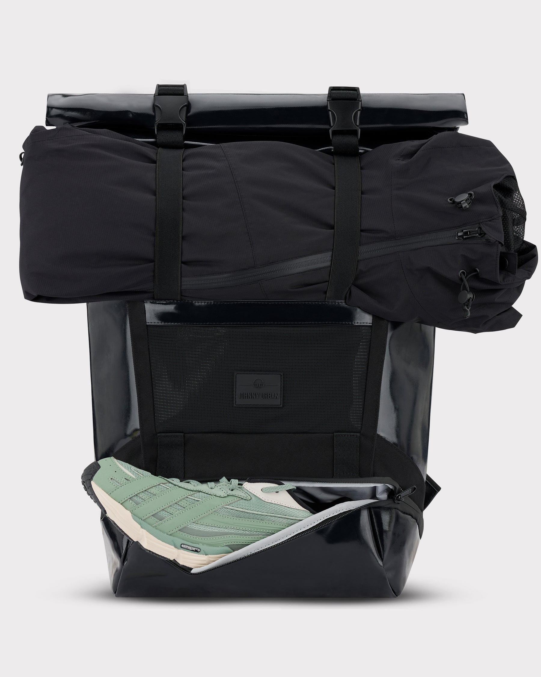 Schwarzer Johnny Urban Rolltop-Rucksack Ashton mit separatem Schuhfach, geöffnet mit sichtbar grün-weißen Sneakern