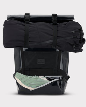 Schwarzer Johnny Urban Rolltop-Rucksack Ashton mit separatem Schuhfach, geöffnet mit sichtbar grün-weißen Sneakern