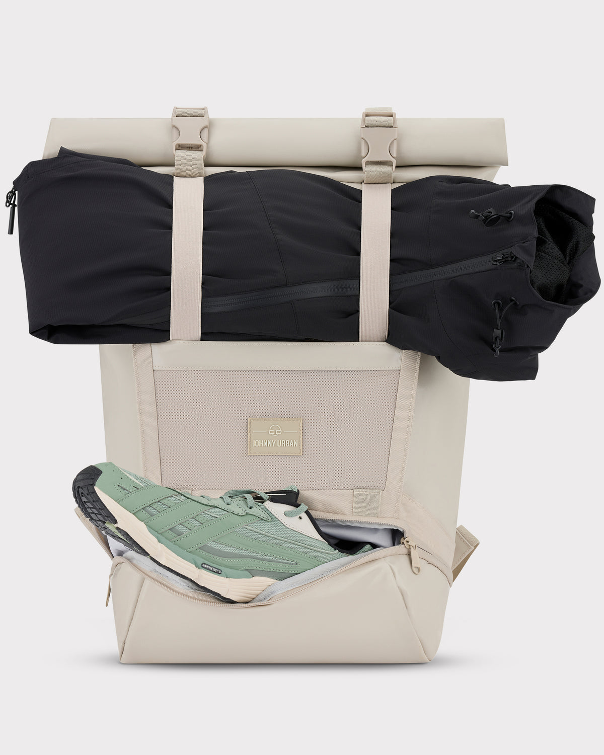 Beiger Rolltop Rucksack 'Ashton' mit Schuhfach, grünem Sneaker und schwarz zusammengerollter Jacke