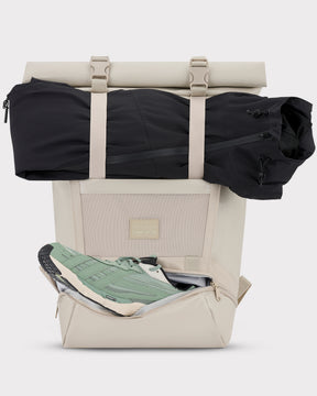 Beiger Rolltop Rucksack 'Ashton' mit Schuhfach, grünem Sneaker und schwarz zusammengerollter Jacke