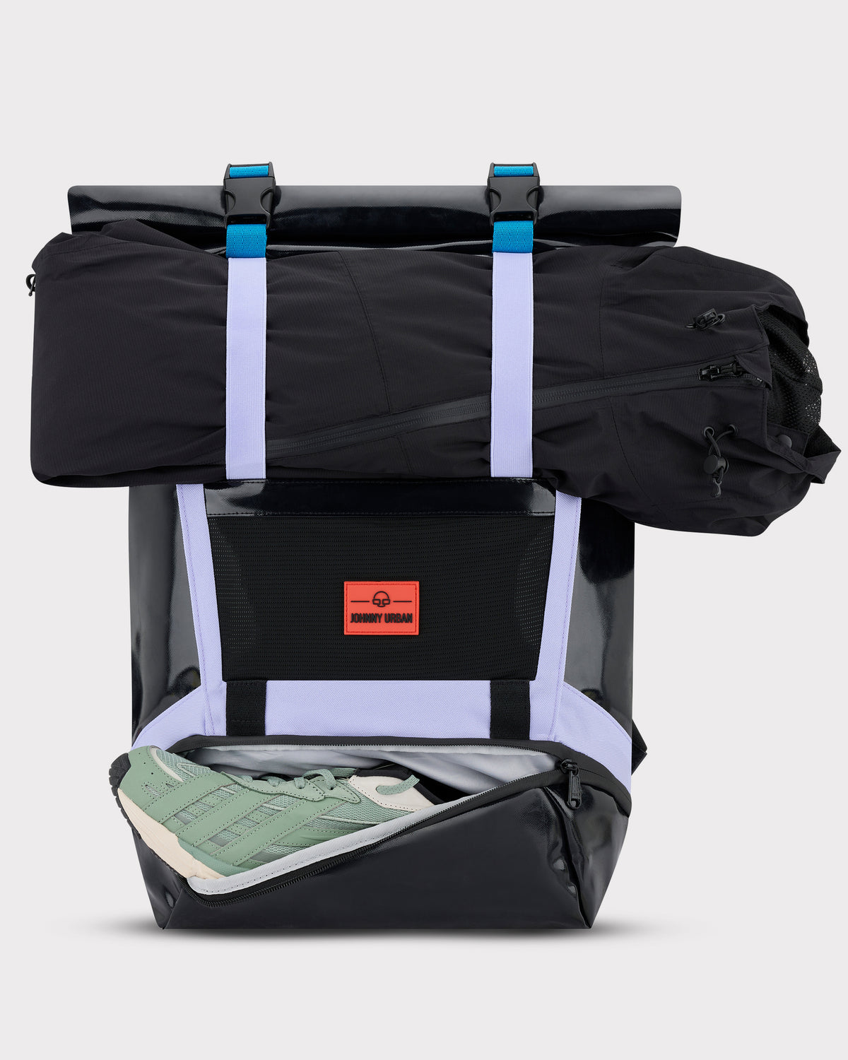 Rolltop Rucksack 'Ashton' in Schwarz mit fliederfarbenen Riemen, geöffnetes Schuhfach mit grün-weißen Schuhen