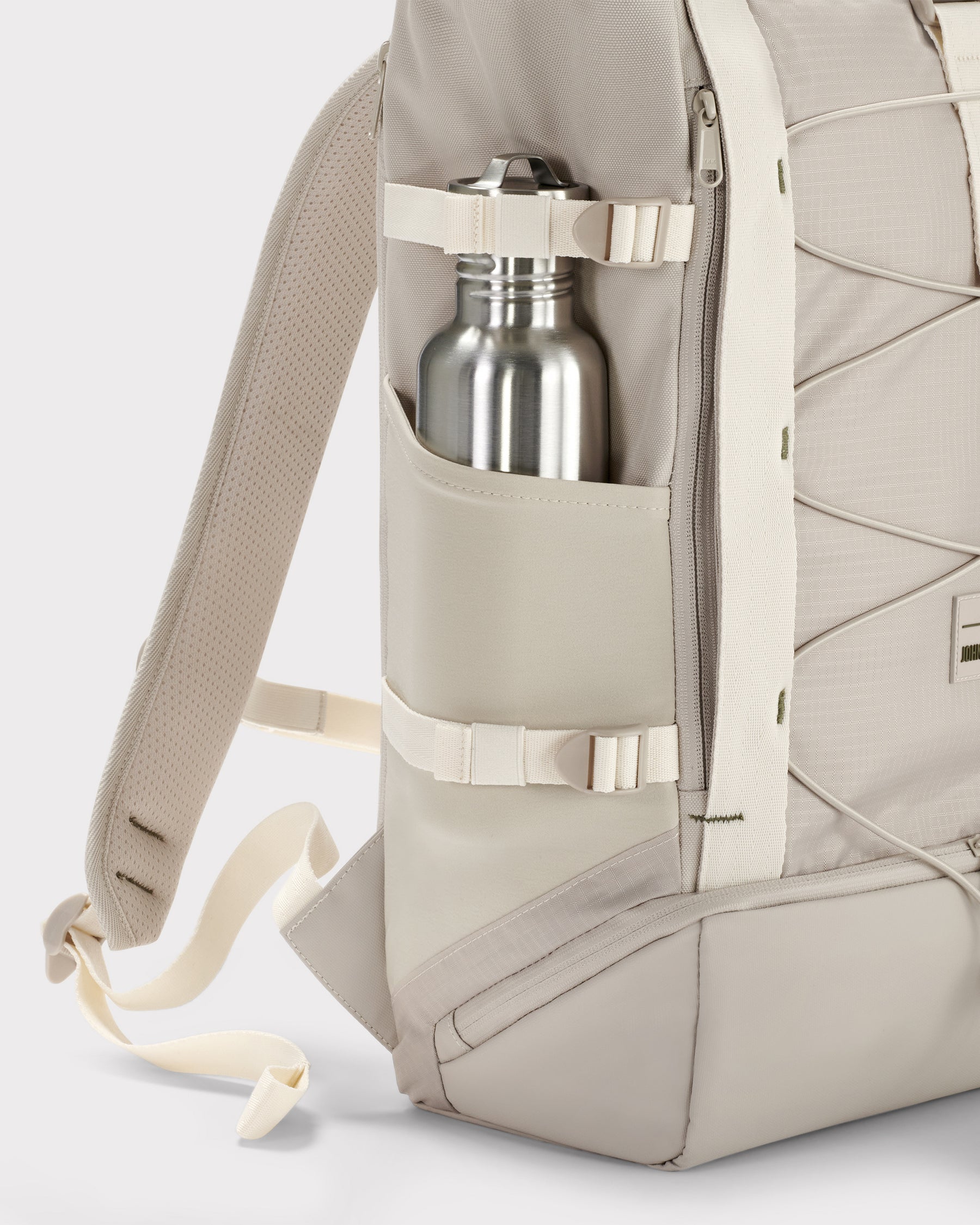 Rolltop Rucksack Allen Large Move in Sand mit Metallflasche in Seitentasche und verstellbaren Riemen