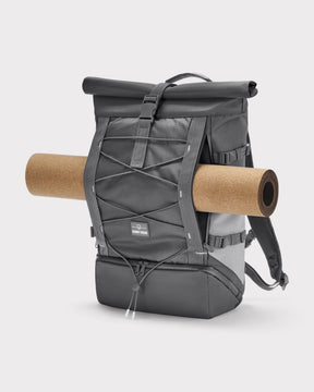 Rolltop Rucksack Allen Large Move in dunkelgrau mit Yoga-Matte außen befestigt
