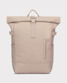 Beiger Rolltop Rucksack 'Harvey Large' von Johnny Urban mit frontaler Verschlusslasche und seitlichen Anpassungsriemen