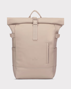 Beiger Rolltop Rucksack 'Harvey Large' von Johnny Urban mit frontaler Verschlusslasche und seitlichen Anpassungsriemen