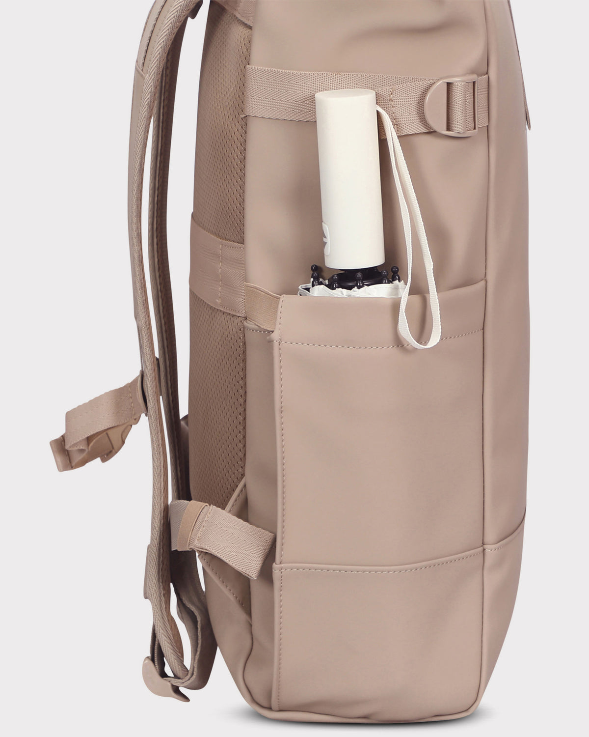Beiger Rolltop Rucksack 'Harvey Large' mit seitlicher Außentasche und zusammengefaltetem Regenschirm
