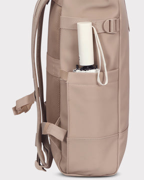 Beiger Rolltop Rucksack 'Harvey Large' mit seitlicher Außentasche und zusammengefaltetem Regenschirm