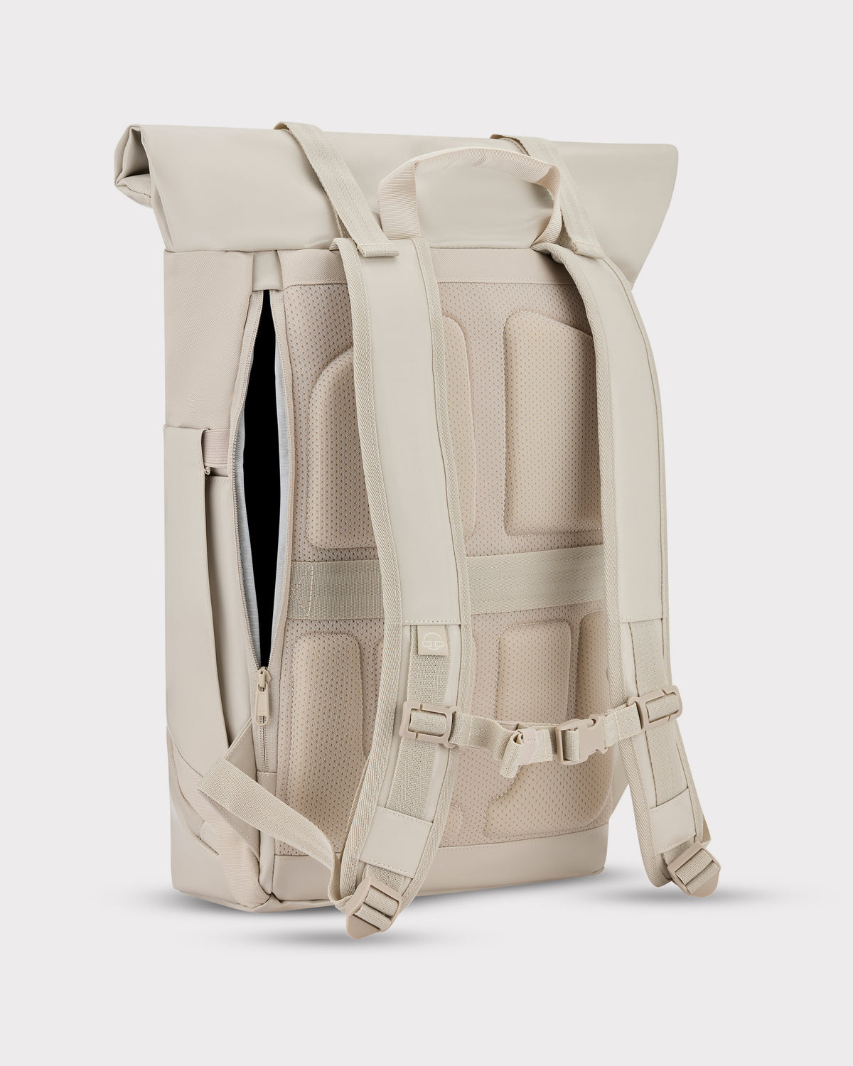 Rolltop Rucksack 'Ashton' von Johnny Urban in Beige mit gepolstertem Rücken und geöffnetem seitlichem Reißverschluss