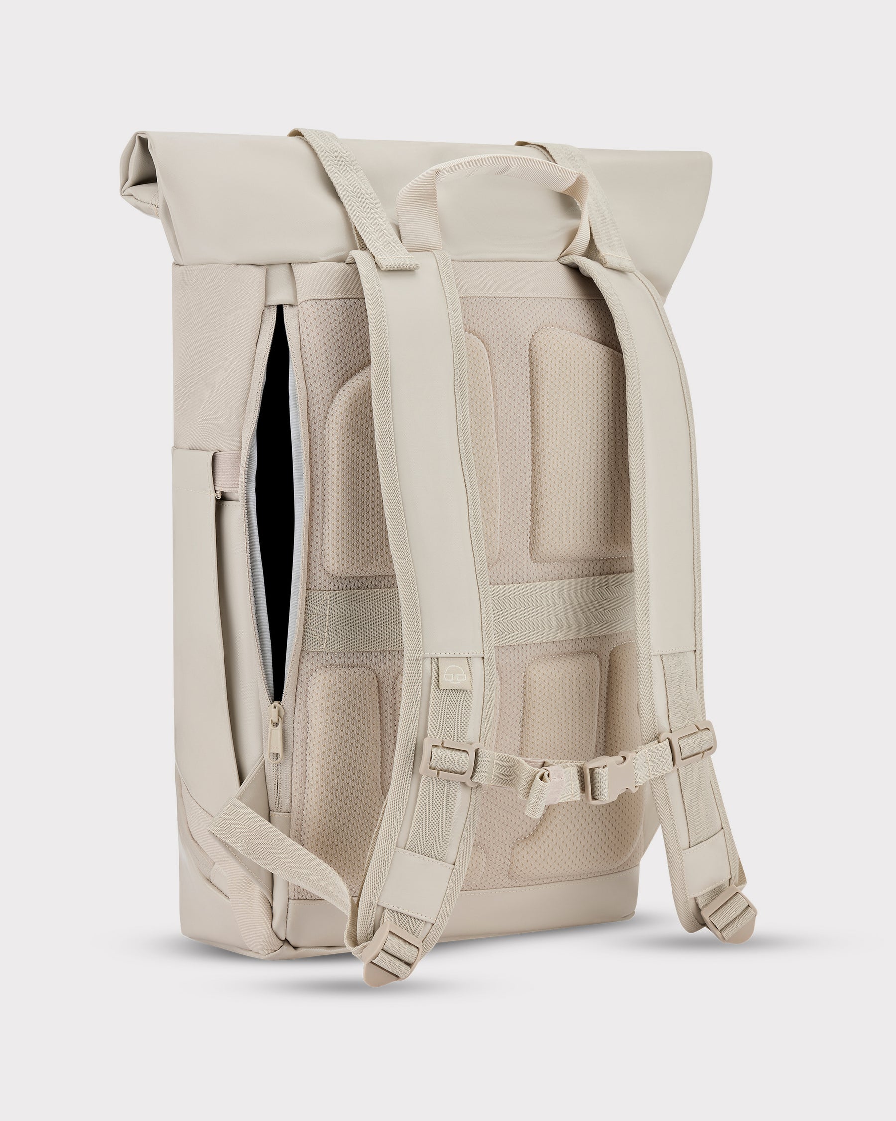 Rolltop Rucksack 'Ashton' von Johnny Urban in Beige mit gepolstertem Rücken und geöffnetem seitlichem Reißverschluss