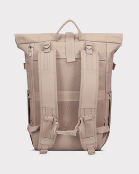 Rolltop Rucksack 'Harvey Large' von Johnny Urban, beige, Rückenansicht mit gepolsterten Trägern und gepolstertem Rücken