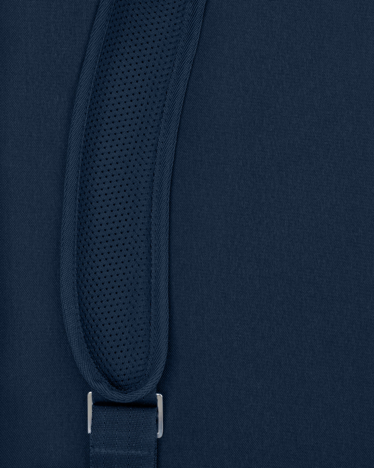 Nahaufnahme des gepolsterten Trägerteils des blauen Rolltop Rucksacks 'Robin Medium' von Johnny Urban
