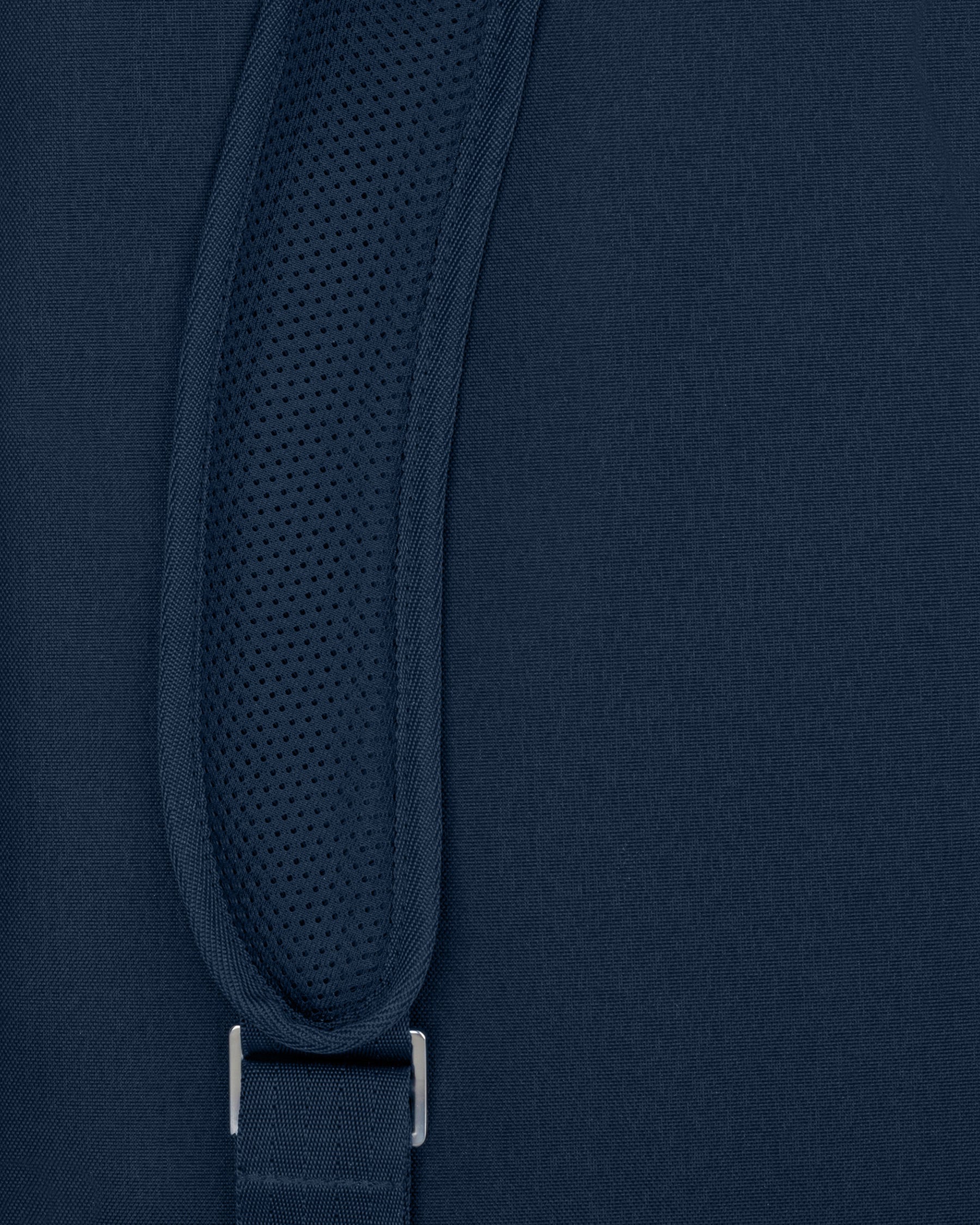 Nahaufnahme des gepolsterten Trägerteils des blauen Rolltop Rucksacks 'Robin Medium' von Johnny Urban