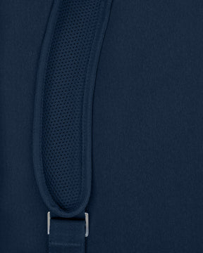 Nahaufnahme des gepolsterten Trägerteils des blauen Rolltop Rucksacks 'Robin Medium' von Johnny Urban