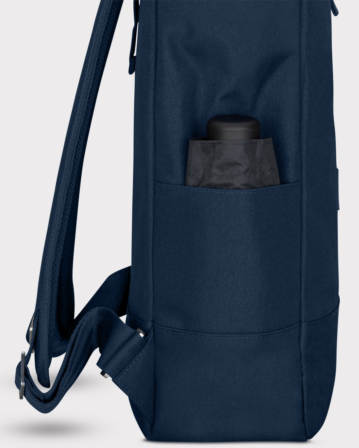 Dunkelblauer Rolltop-Rucksack Robin Medium seitlich mit schwarzem Flaschenfach