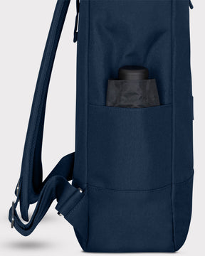 Dunkelblauer Rolltop-Rucksack Robin Medium seitlich mit schwarzem Flaschenfach