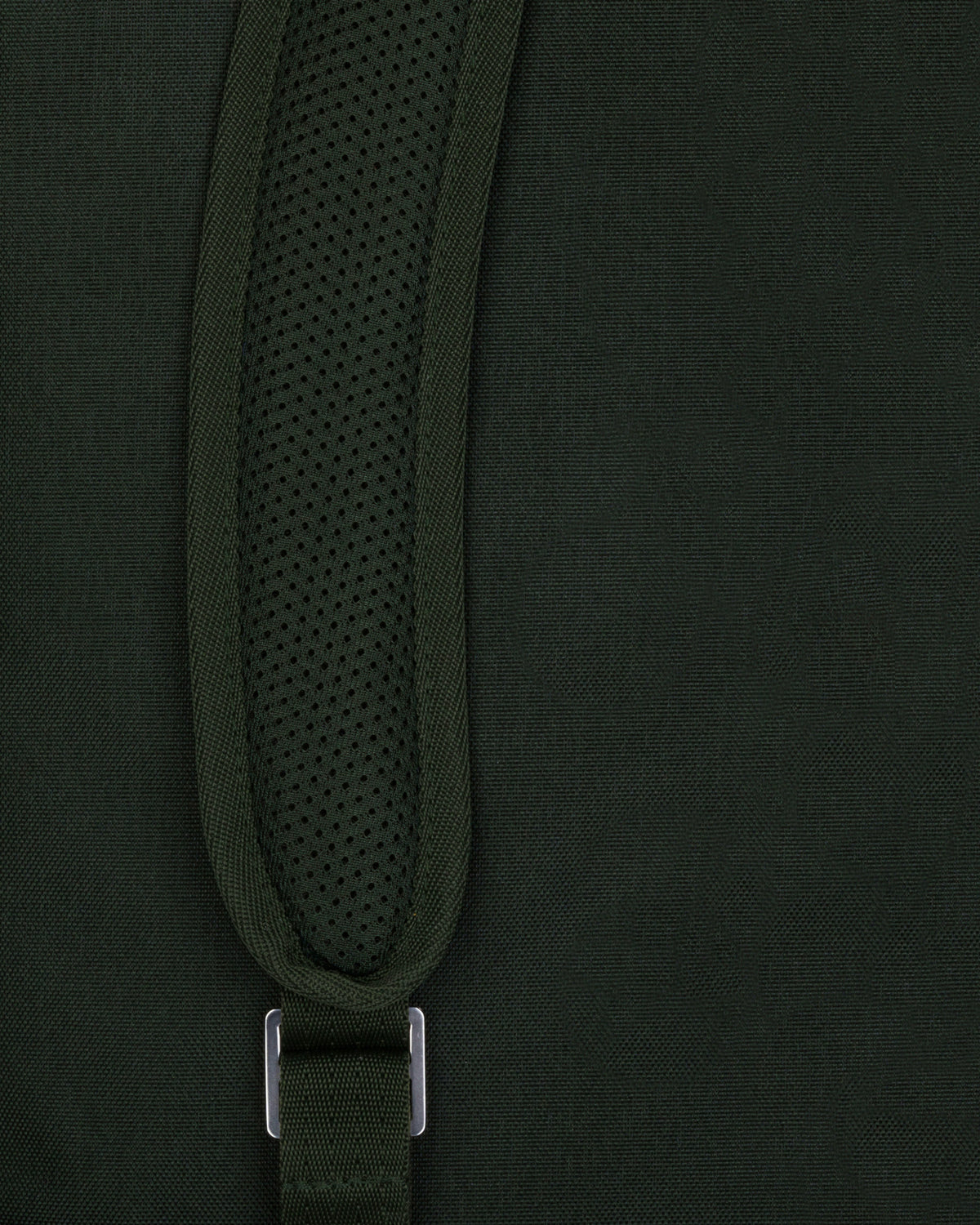Dunkelgrüner Johnny Urban Rolltop Rucksack Robin Medium mit gepolstertem Trägeransatz