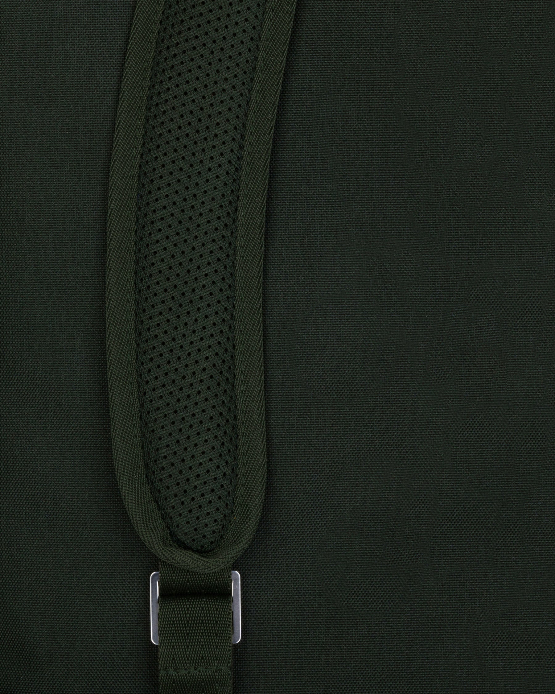 Dunkelgrüner Johnny Urban Rolltop Rucksack Robin Medium mit gepolstertem Trägeransatz