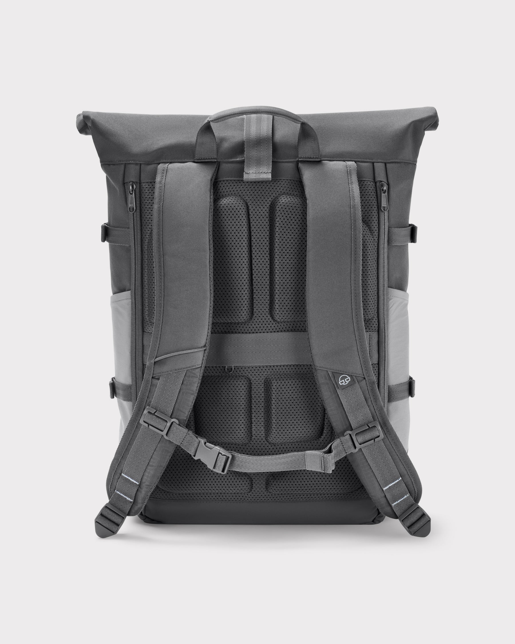 Rückseite des grauen Rolltop Rucksacks 'Allen Large Move' mit gepolsterten Schulterriemen und Rückenbelüftung