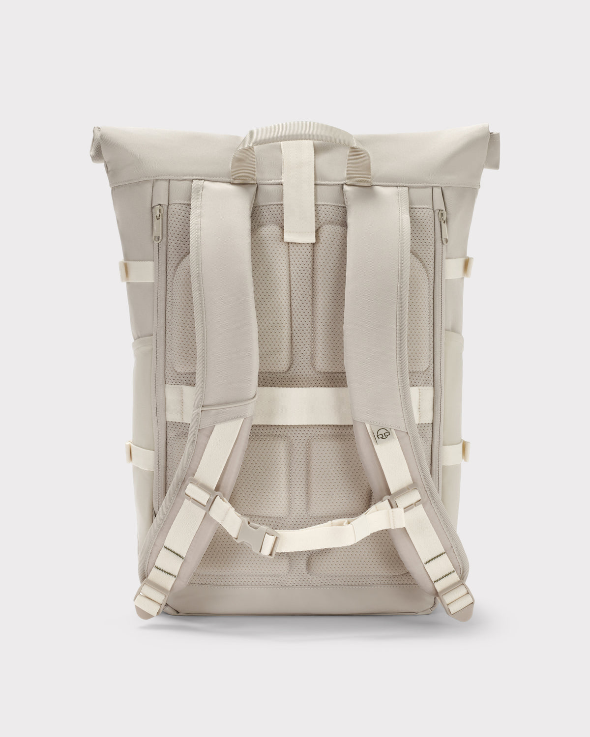 Rückansicht des sandfarbenen Rolltop Rucksacks Allen Large Move mit gepolsterten, ergonomischen Schultergurten und atmungsaktivem Rückenteil
