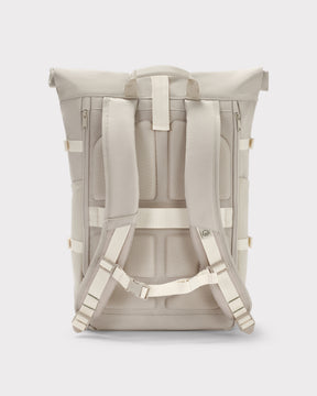 Rückansicht des sandfarbenen Rolltop Rucksacks Allen Large Move mit gepolsterten, ergonomischen Schultergurten und atmungsaktivem Rückenteil