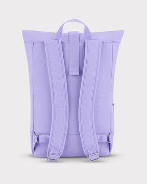 Rückansicht des lilafarbenen Rolltop Rucksacks 'Robin Medium' mit gepolsterten Schultergurten und Trageschlaufe