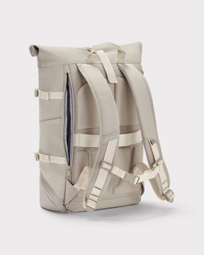 Rolltop Rucksack Allen Large Move in Sand mit gepolsterten Schultergurten und atmungsaktivem Rückenbereich