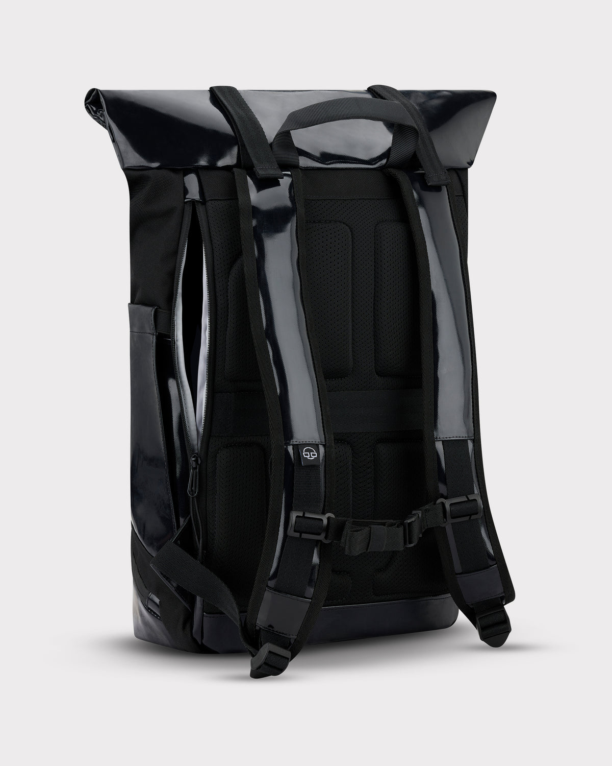 Schwarzer Rolltop-Rucksack 'Ashton' von Johnny Urban, Rückseite mit gepolsterten Trägern und Netzrücken