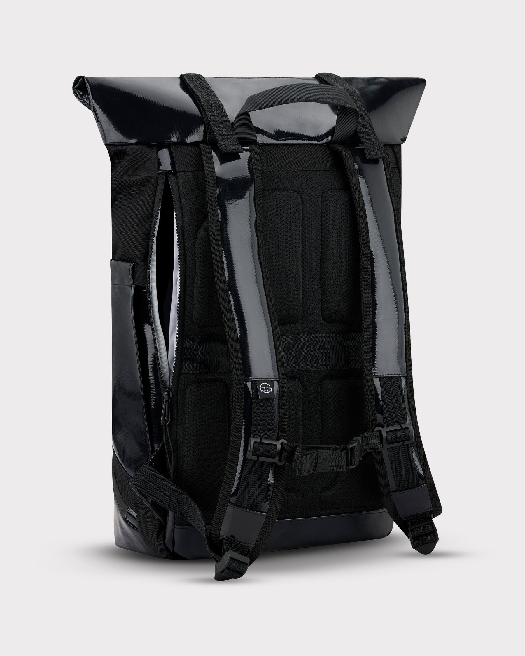 Schwarzer Rolltop-Rucksack 'Ashton' von Johnny Urban, Rückseite mit gepolsterten Trägern und Netzrücken