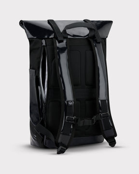 Schwarzer Rolltop-Rucksack 'Ashton' von Johnny Urban, Rückseite mit gepolsterten Trägern und Netzrücken