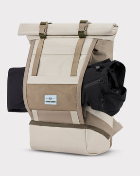Beiger Rolltop-Rucksack 'Ashton' mit Seitenband zur Befestigung einer Jacke