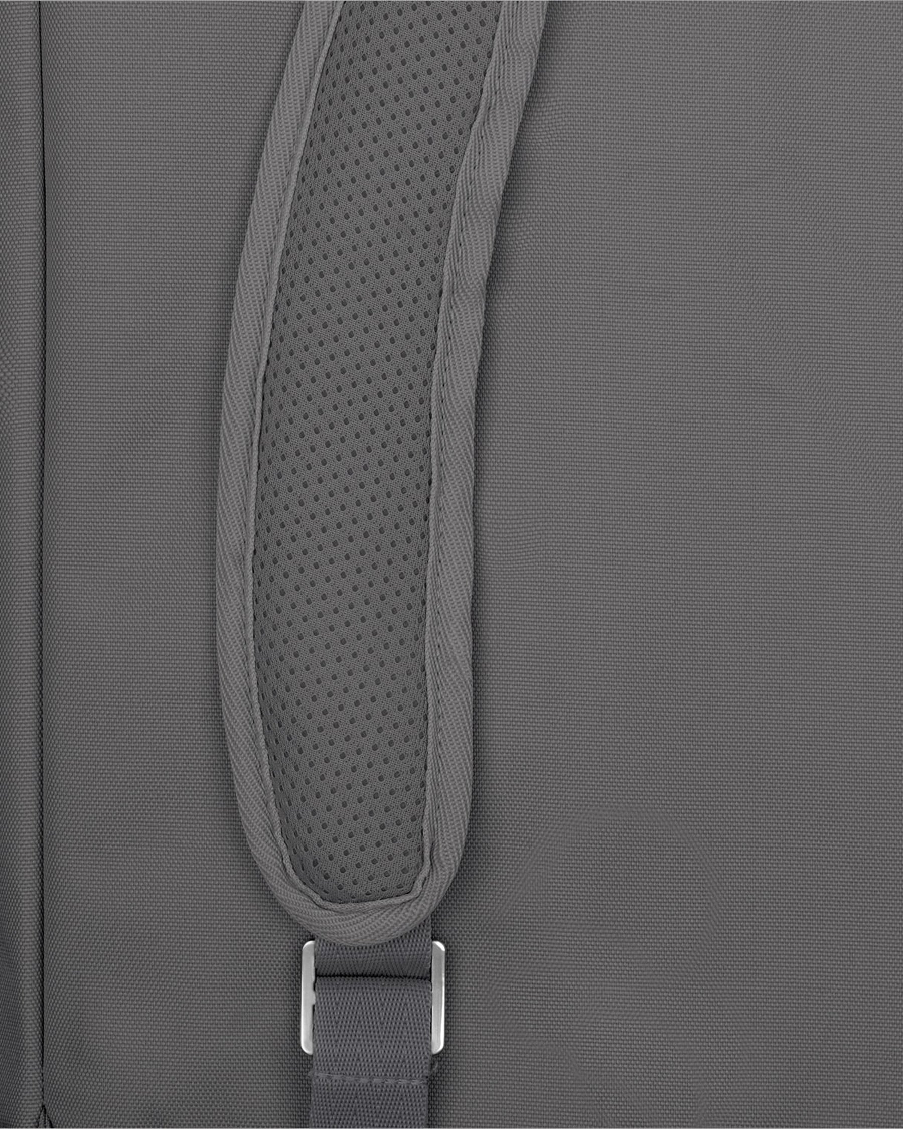 Gepolsterter, dunkelgrauer Rucksackriemen mit atmungsaktivem Netzstoff des Rolltop Rucksacks 'Robin Medium'