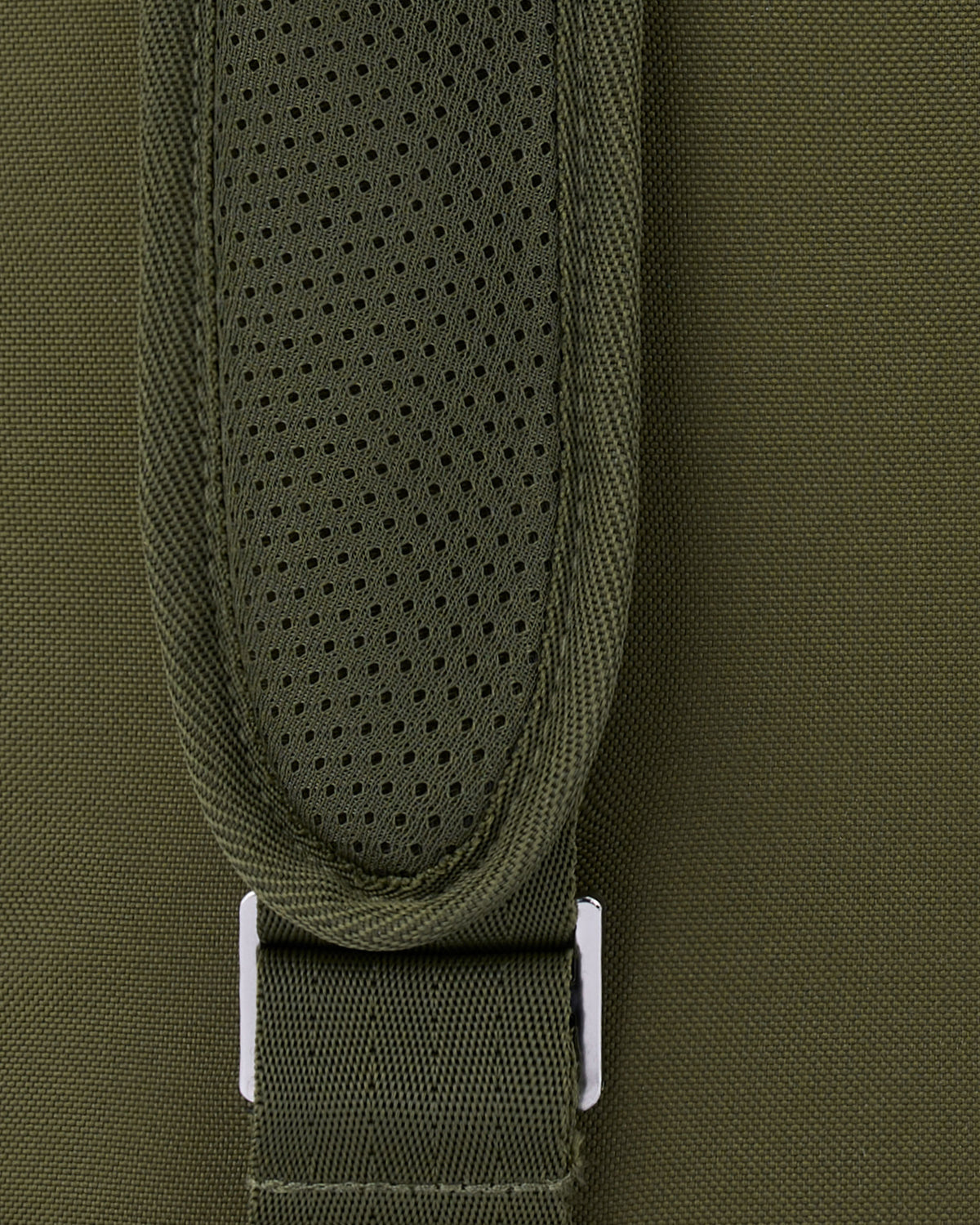 Detailaufnahme des gepolsterten, olivgrünen Schultergurts vom Rolltop Rucksack 'Robin Large' mit Metallschnalle