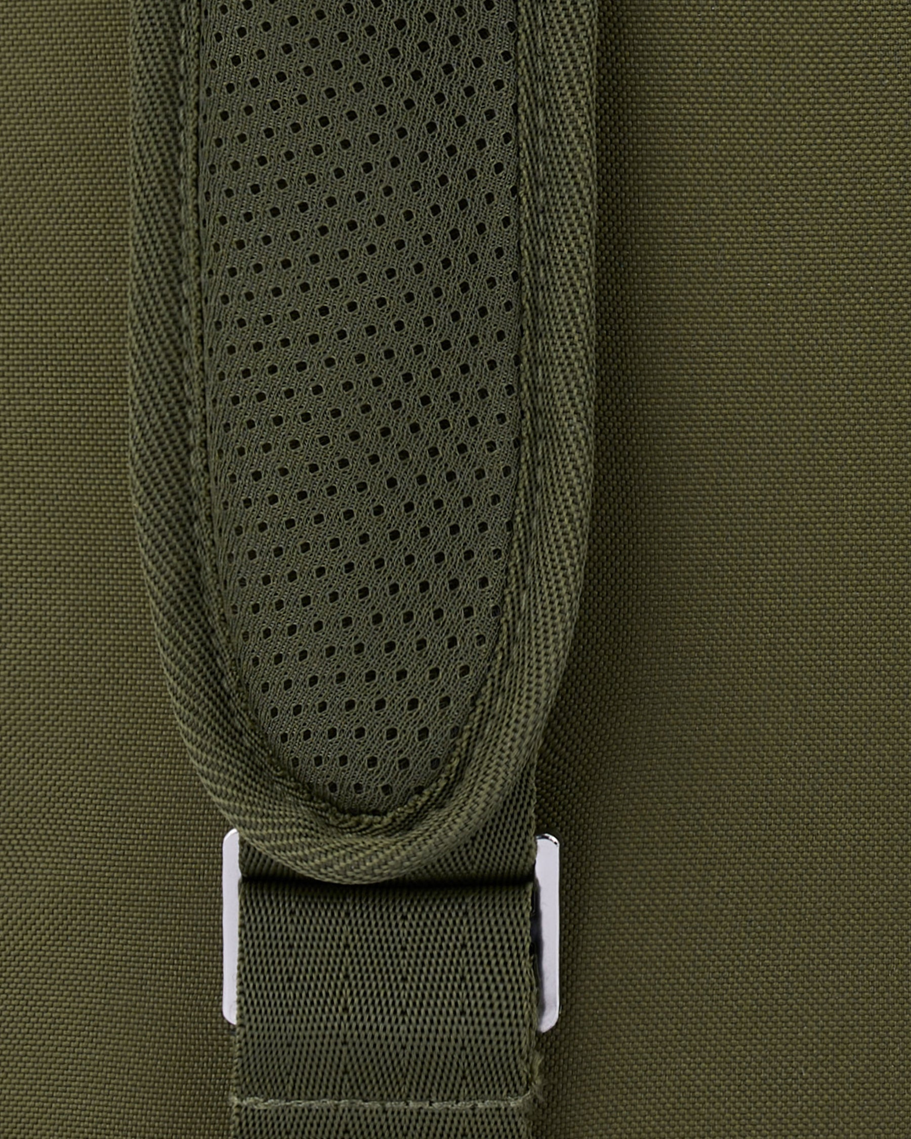 Detailaufnahme des gepolsterten, olivgrünen Schultergurts vom Rolltop Rucksack 'Robin Large' mit Metallschnalle
