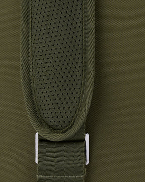 Detailaufnahme des gepolsterten, olivgrünen Schultergurts vom Rolltop Rucksack 'Robin Large' mit Metallschnalle