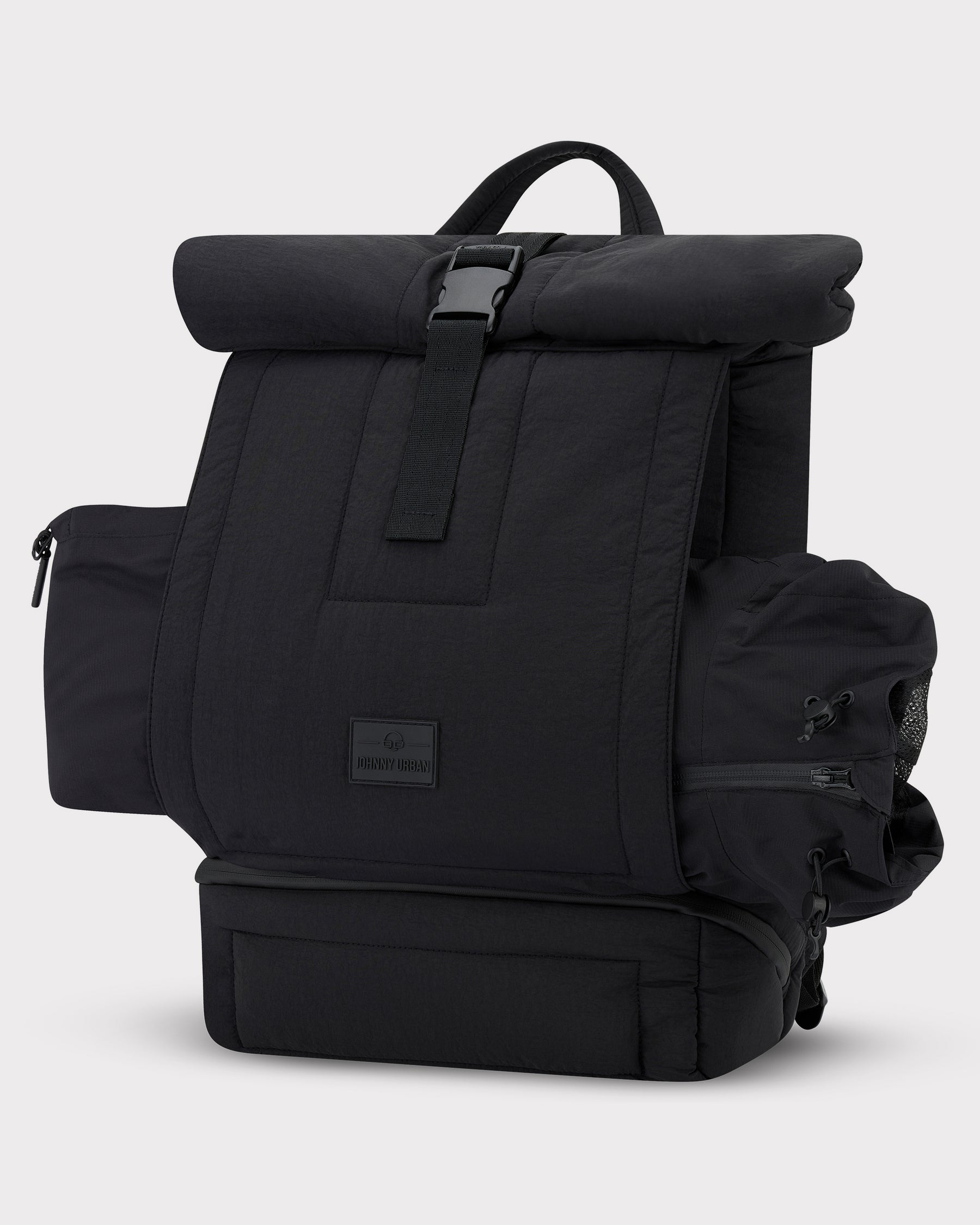 Schwarzer gesteppt gepolsterter Rolltop-Rucksack 'Kyle' von Johnny Urban mit Schnallenverschluss und seitlichen Taschen