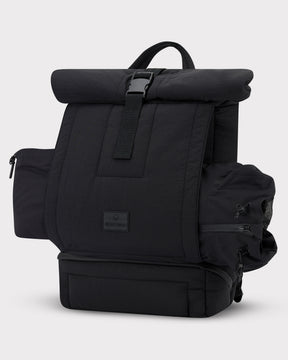 Schwarzer gesteppt gepolsterter Rolltop-Rucksack 'Kyle' von Johnny Urban mit Schnallenverschluss und seitlichen Taschen