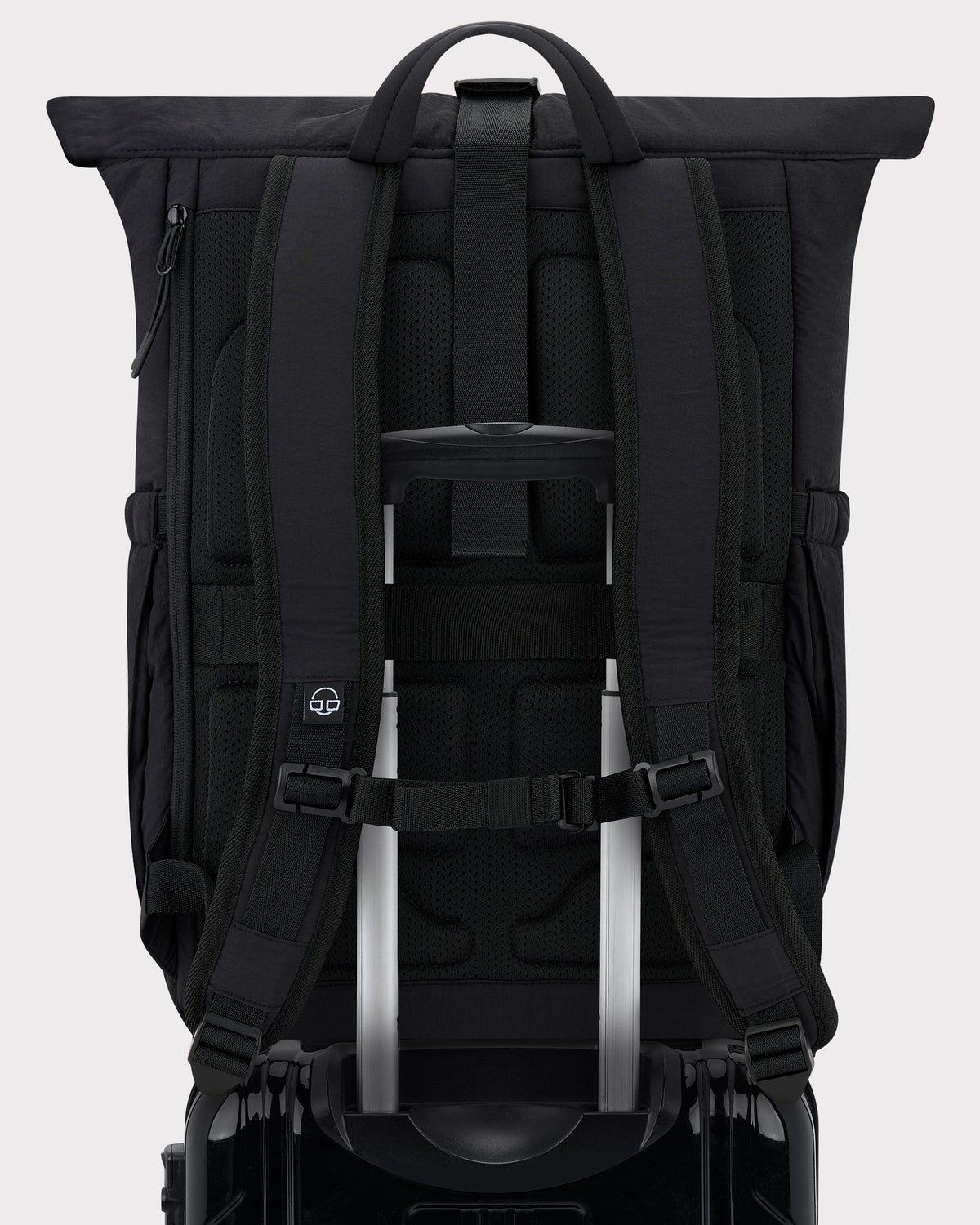Schwarzer gepolsterter Rolltop Rucksack 'Kyle' mit ergonomischen Schultergurten und Trolleybefestigung