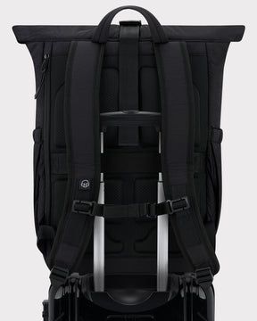 Schwarzer gepolsterter Rolltop Rucksack 'Kyle' mit ergonomischen Schultergurten und Trolleybefestigung
