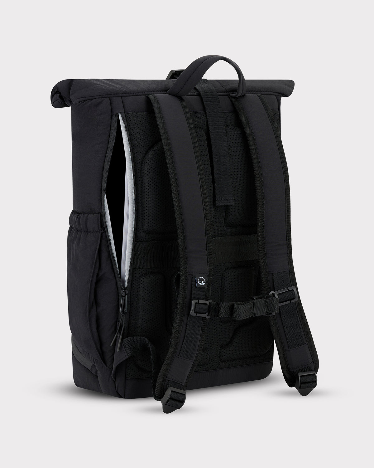Schwarzer Rolltop Rucksack 'Kyle' von Johnny Urban mit gepolsterten Rücken- und Schultergurten und Schnellzugriff-Reißverschluss seitlich