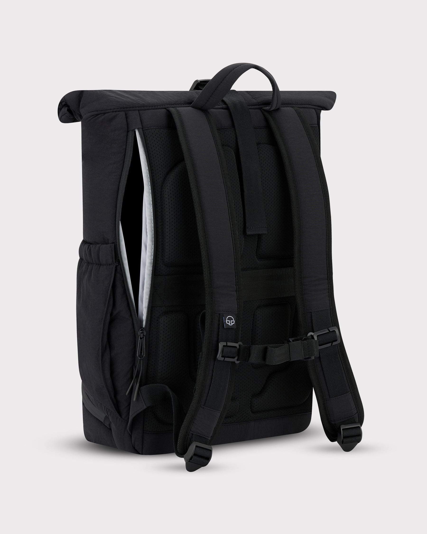 Schwarzer Rolltop Rucksack 'Kyle' von Johnny Urban mit gepolsterten Rücken- und Schultergurten und Schnellzugriff-Reißverschluss seitlich