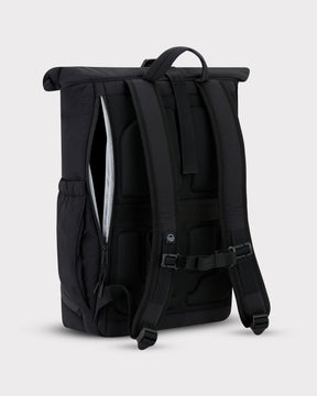 Schwarzer Rolltop Rucksack 'Kyle' von Johnny Urban mit gepolsterten Rücken- und Schultergurten und Schnellzugriff-Reißverschluss seitlich