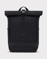 Schwarzer gepufferter Rolltop Rucksack 'Kyle' von Johnny Urban mit Frontverschluss und seitlichen Taschen