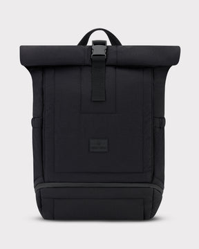 Schwarzer gepufferter Rolltop Rucksack 'Kyle' von Johnny Urban mit Frontverschluss und seitlichen Taschen