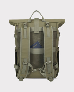 Rückseite des olivefarbenen Rolltop-Rucksacks 'Harvey Large' mit gepolsterten Schultergurten und verdeckter Reißverschlusstasche mit Pass