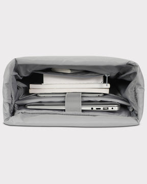 Innenansicht des grauen Rolltop Rucksack Harvey Large mit mehreren Fächern und ausgestatteten Laptop, Tablet und Büchern