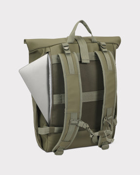 Rolltop Rucksack 'Harvey Large' in Oliv mit gepolstertem Laptopfach, gezeigt mit silbernem Laptop