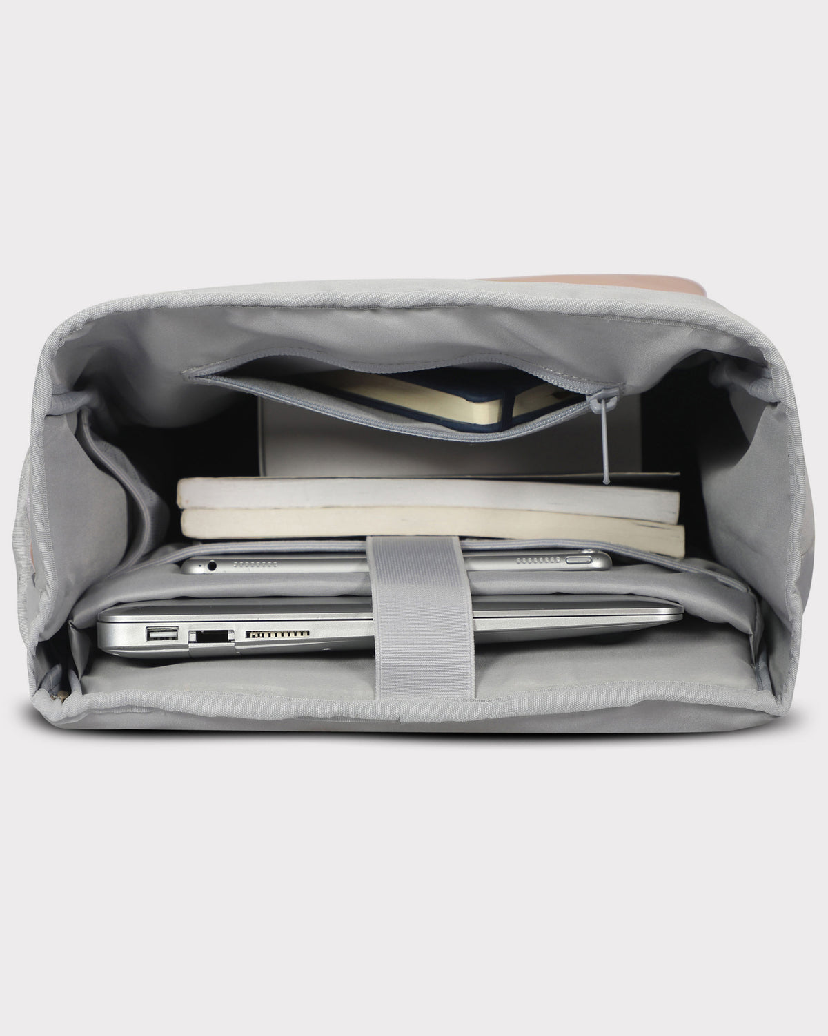 Innenansicht des Rolltop Rucksacks 'Harvey Large' mit Laptopfach, Tablet, Büchern und einem Reißverschlussfach