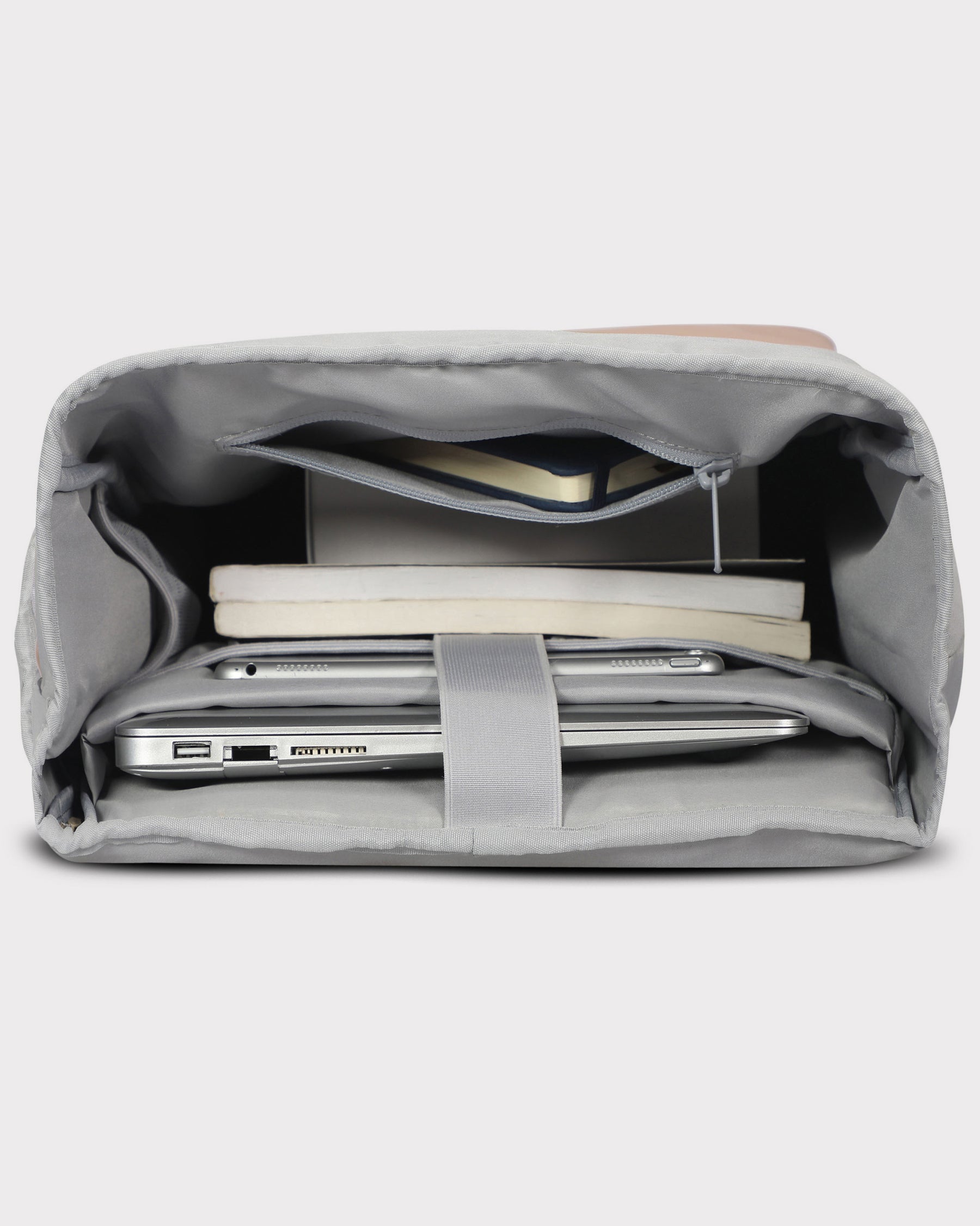 Innenansicht des Rolltop Rucksacks 'Harvey Large' mit Laptopfach, Tablet, Büchern und einem Reißverschlussfach