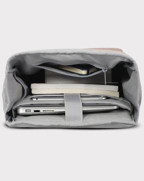 Innenansicht des Rolltop Rucksacks 'Harvey Large' mit Laptopfach, Tablet, Büchern und einem Reißverschlussfach